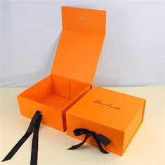 የስጦታ ሣጥን ከጥቁር ሪባን መዘጋት ጋር